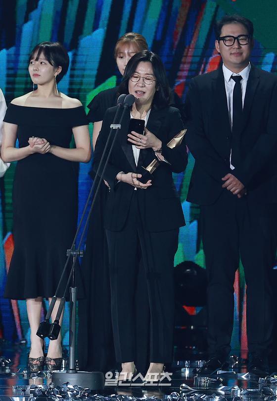 [포토] 곽신애, 봉감독님이 전하는 수상소감 입니다.