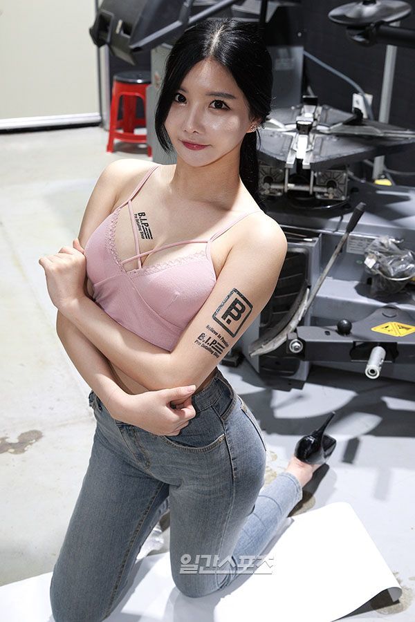 레이싱모델 연지은, 섹시 포즈로 완성한 깜찍 미모