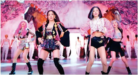 [뮤직IS] 블랙핑크, MV 의상도 억 소리… F/W 명품 컬렉션부터 한복까지