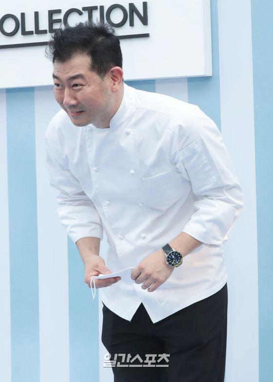 [포토] 폴더인사 하는 임기학 셰프