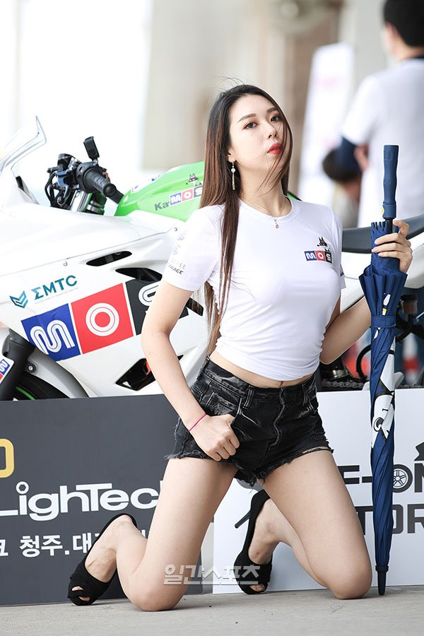 레이싱모델 태림, 아찔한 포즈