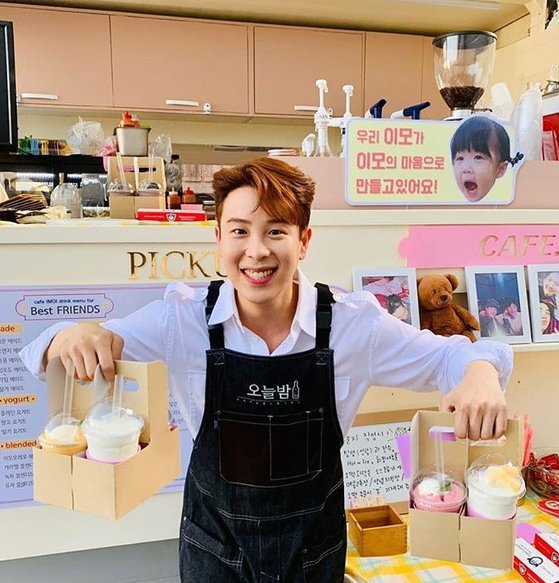 피오, 절친 박건일 커피차 응원에 흥 폭발···해맑은 미소