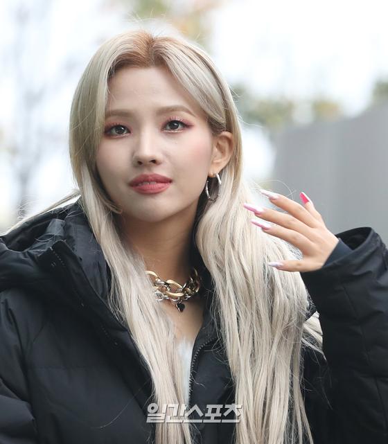 [포토] 소연 머리 정리하며 몽환미