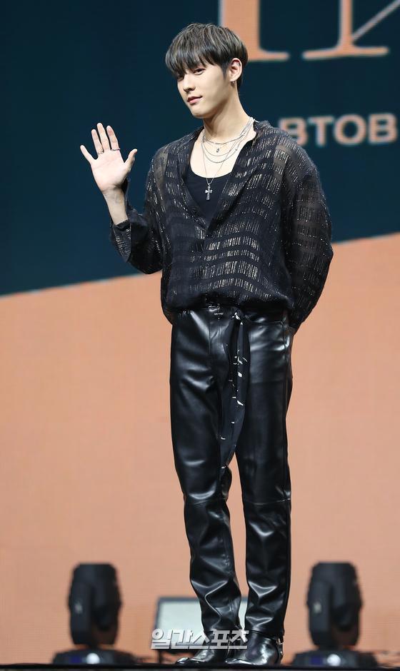 [포토]이민혁, 스윗한 손인사