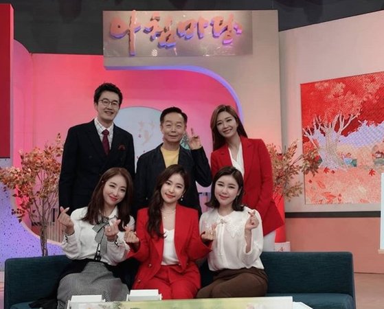 숙행, 송가인X홍자와 함께···오랜만에 뭉친 세 자매