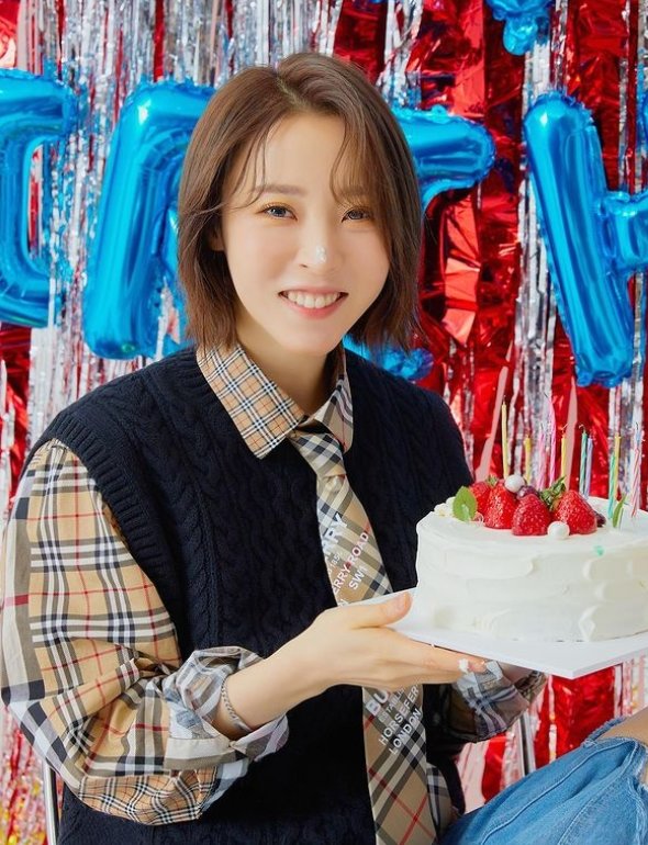 생일 맞은 마마무 문별, 케이크 들고 환한 미소 선물은 무무