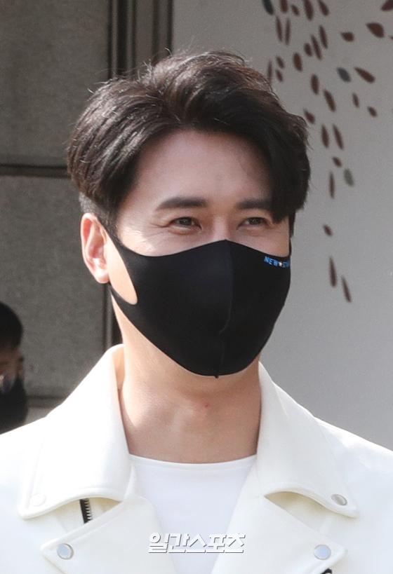 [포토] 신성, 팬바라보는 훈훈한 시선