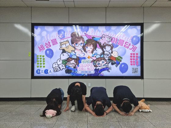 버추얼 크리에이터 세아, 지하철역 전광판 광고 생일선물 받아