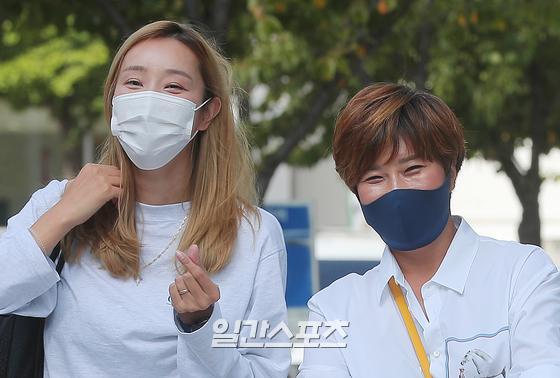 [포토] 한유미-박세리, 출근길 다정한 눈인사