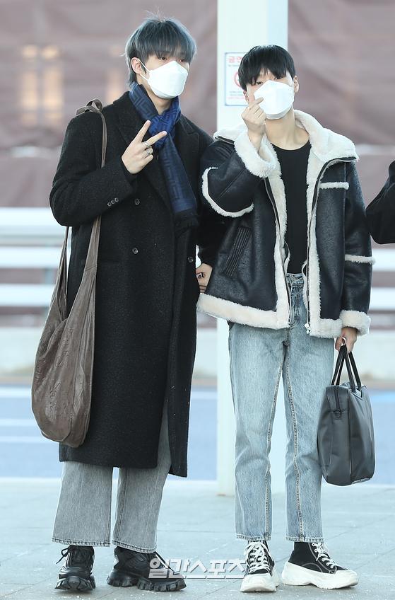 홍민기 올화이트 포즈