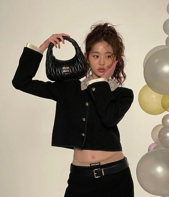 미성년자 장원영, 꾸준한 속옷 노출 패션...로우라이즈에 꽂혔나