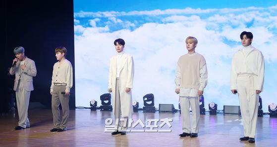 [포토] 위앤유 감성 넘치는 무대