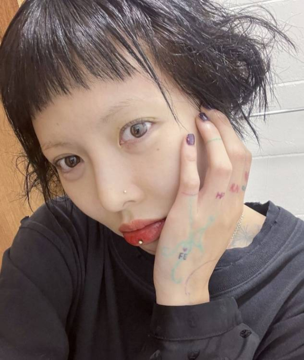 금발→핑크→레드→블랙… 현아, 헤어도 파격