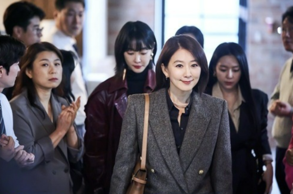 ‘퀸메이커’ 김희애 “제가 나이가 있잖아요..하이힐 신기 힘들어”
