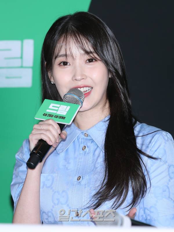 [포토] 아이유 밝은 미소에 보는 사람도 기분 좋아