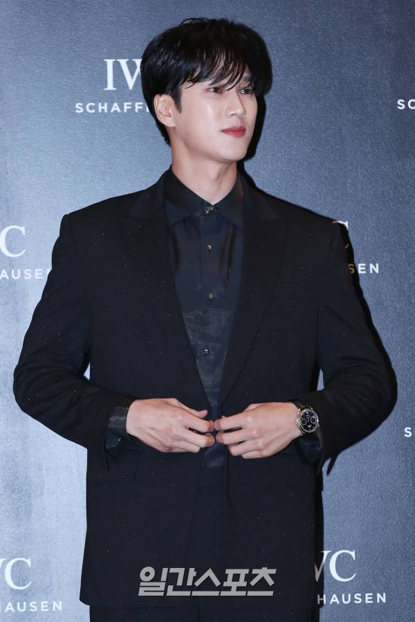 [포토] 안보현, 옷매무새 고치는 모습도 잘생겼어