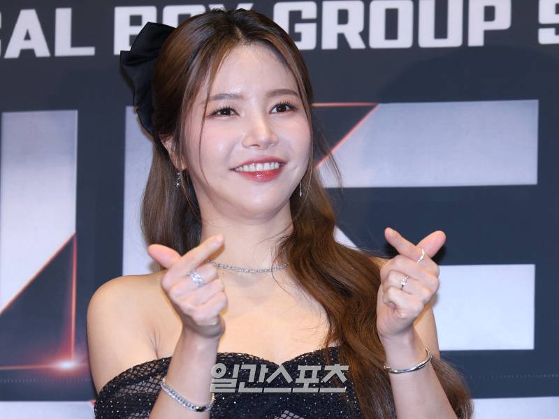 [포토] 마마무 솔라, 손가락 하트 받으세요