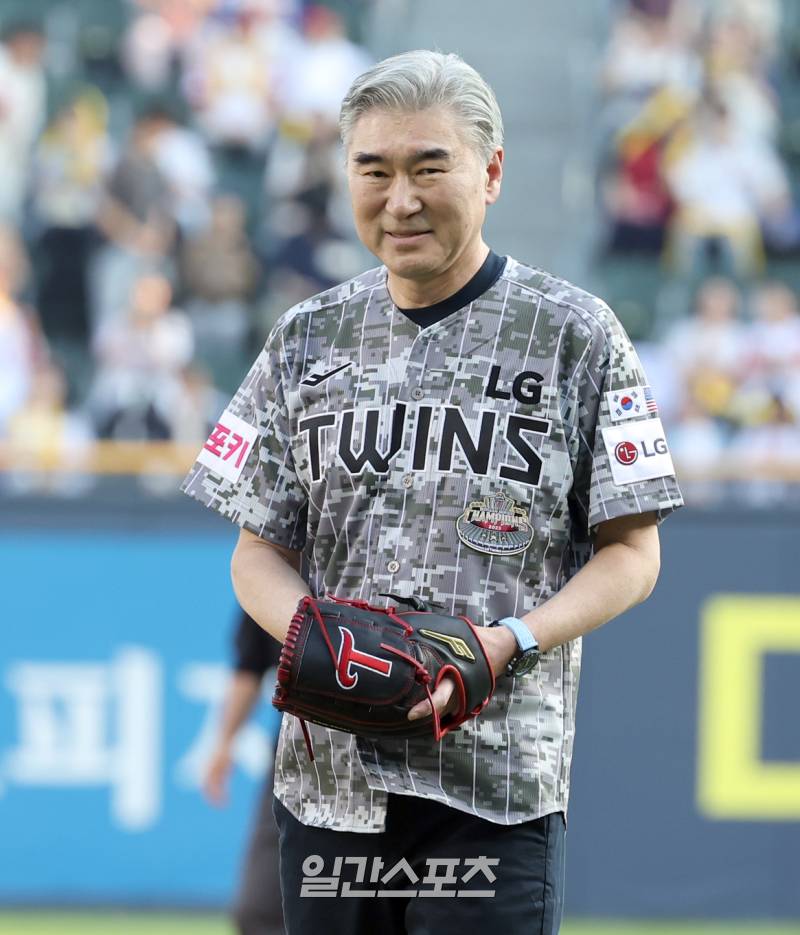 [포토] 성 김 전 주한미국대사, 10년전에도 시구