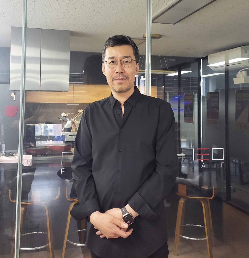 평이담백 뼈칼국수, 돼지목뼈와 칼국수 조합한 신메뉴, 외식 시장 변화 예고해