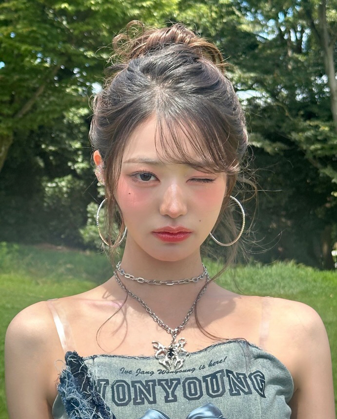 아이브 장원영, 완벽한 인형 비주얼… 키치한 매력까지