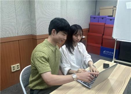 의전팀 김승빈·전현주 안전하고 편안하게 이동하실 수 있도록 [청년의 날 릴레이 인터뷰]
