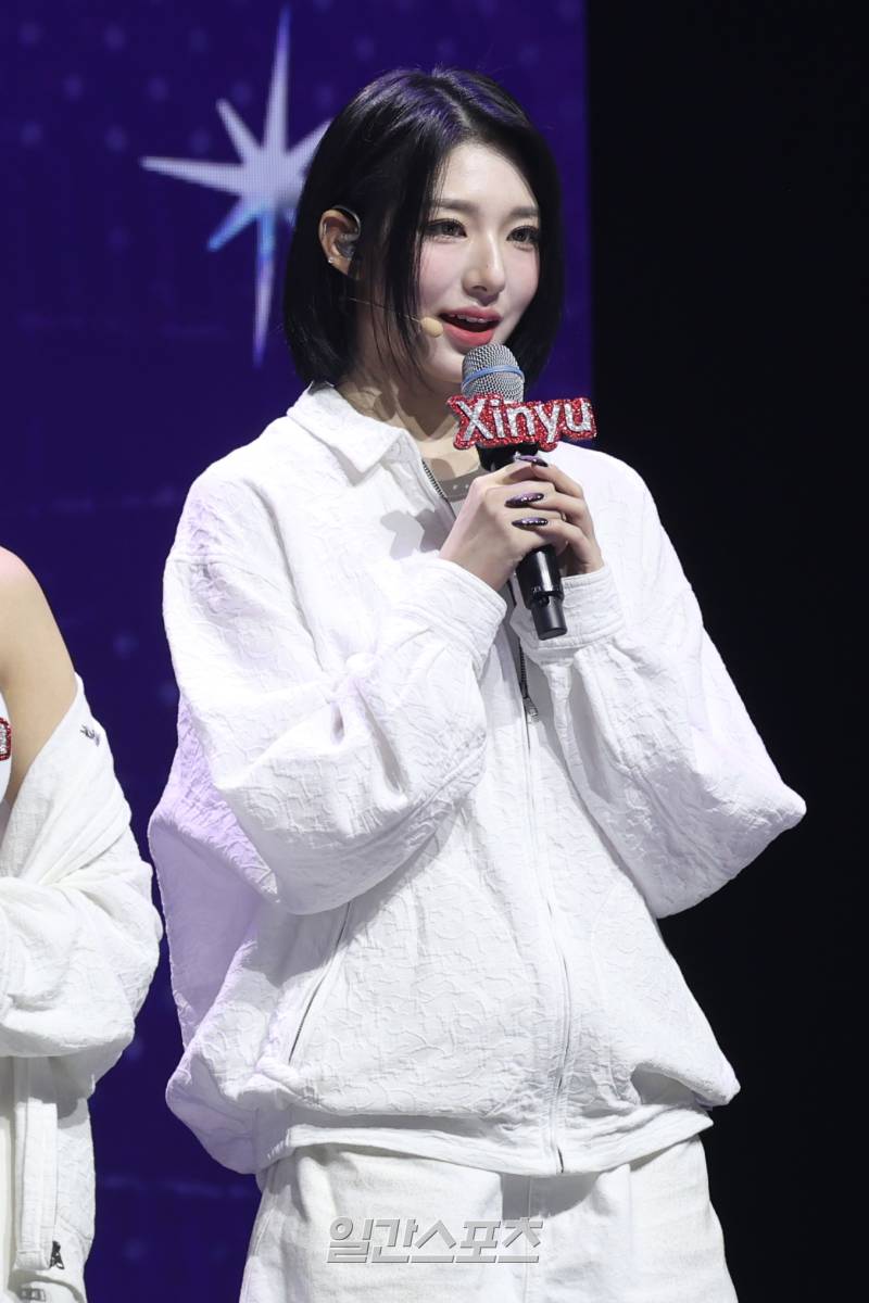 [포토] 인사말 하는 트리플에스 VV 신위