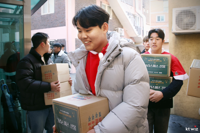 벌써 10년째 산타가 된 KT 위즈, 수원 사랑의 산타로 연고지 나눔 실천