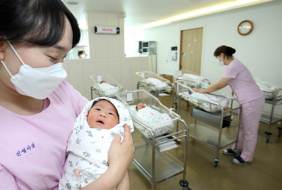 내년부터 영아수당 30만원, 출산 시 200만원 지급한다