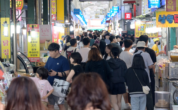 ‘위기의 전통시장’ 되살린 대형마트…뜻밖의 비결 봤더니