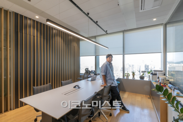 송인성 디셈버앤컴퍼니 대표, 위기를 기회로 정돈하다[C-스위트]