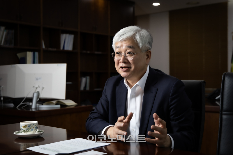 연구에는 사회 변화 적극 반영…“사람은 흔들리지 않는다”