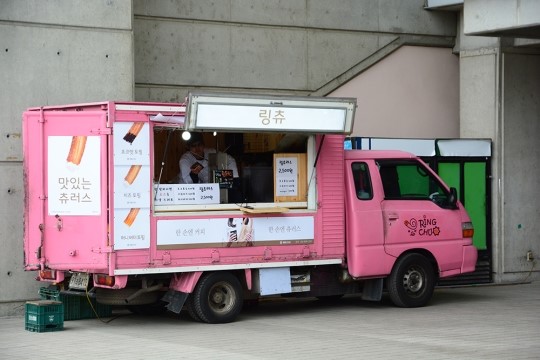 수원삼성, 서울전에 빅버드 푸드트럭 확대...‘먹거리 다양해진다’