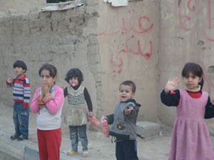 [세계의 窓] “시신 처리하는 장의사들만 신났죠”