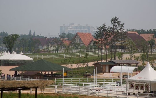 [기자가 뛰어든 농촌] 보고 만지고 즐기는 관광형 친환경 축산