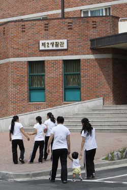 [이 사람] 25분 만에 귀순해 10년 만에 박사모 쓰다