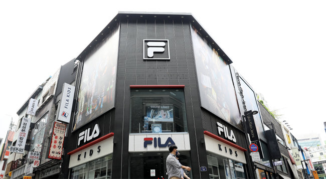 屋上屋 개인회사가 FILA 지분 매집… “윤윤수 2세 승계 꼼수”