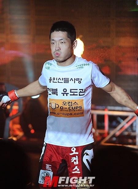 서브미션 강자 꺾은 권배용 직구승부 적중