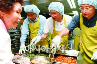 풀무원 임원, 무료급식 봉사