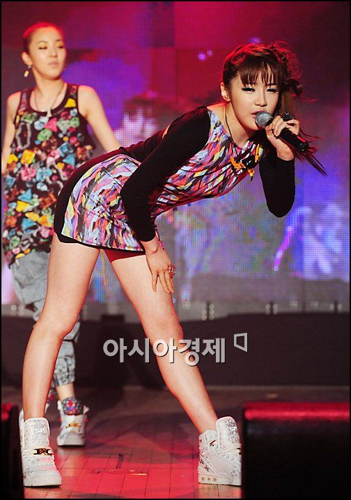 [포토]섹시댄스 선보이는 2NE1 박봄
