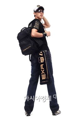 모자 쓰고 백팩 메고 퍼 두르면.. 패션리더