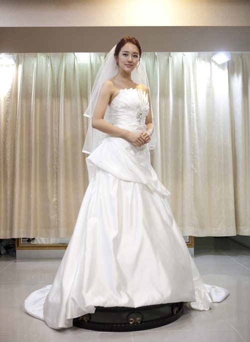 윤은혜, 웨딩드레스 자태 뽐내…결혼은 누구랑?