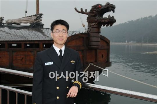 아이들을 사랑한 ‘해군장교 선생님’