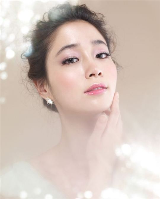 이민정, 투명한 장미빛 꿀피부 여름화보 공개