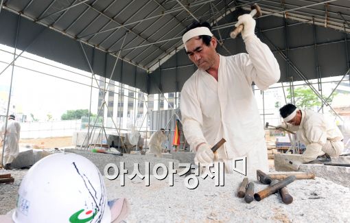 [포토]돌도 망치로 두드리며..