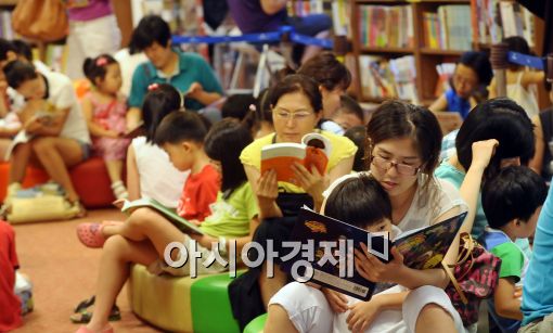 [포토]시원한 대형문고에서 책을..