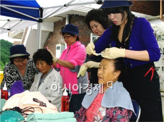 [포토]어머니~ 강남스타일(?)로 해드릴께요