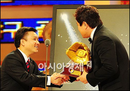 [포토]김진경 스포츠사진기자협회장 양준혁 축하해요