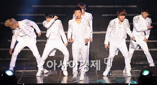 비스트, 첫 단독 콘서트 화려한 무대..글로벌 스타 우뚝