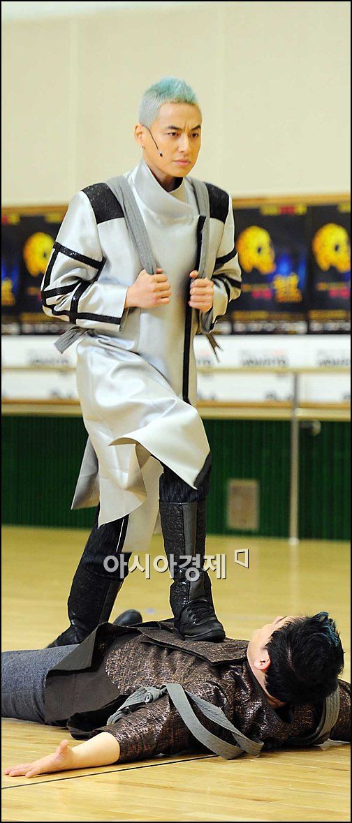 [포토]이지훈 즈려밟고 가시옵소서