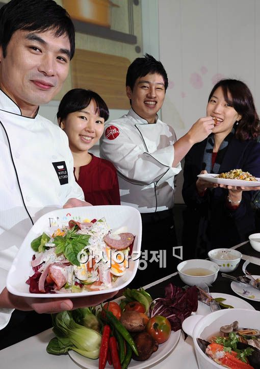 [포토] 다양한 주방용품으로 쿠킹쇼 펼쳐요